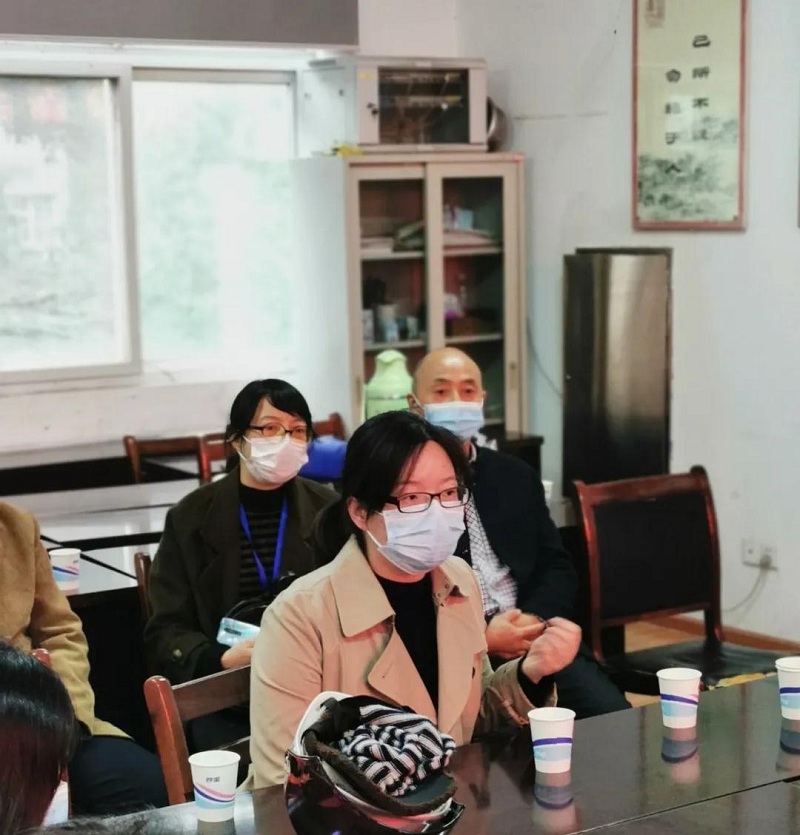 头等舱股份联合洪山团区委支部在狮子山街华农西社区开展慰问活动