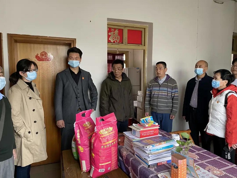 头等舱股份联合洪山团区委支部在狮子山街华农西社区开展慰问活动