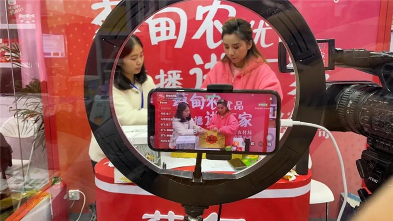 微信直播带货：小程序商城如何让农产品走出大山？