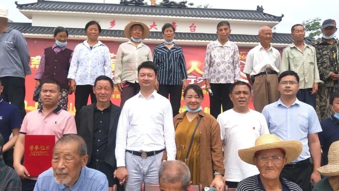 头等舱集团向黄冈市团风县回龙山镇沙畈村捐赠十万元物资