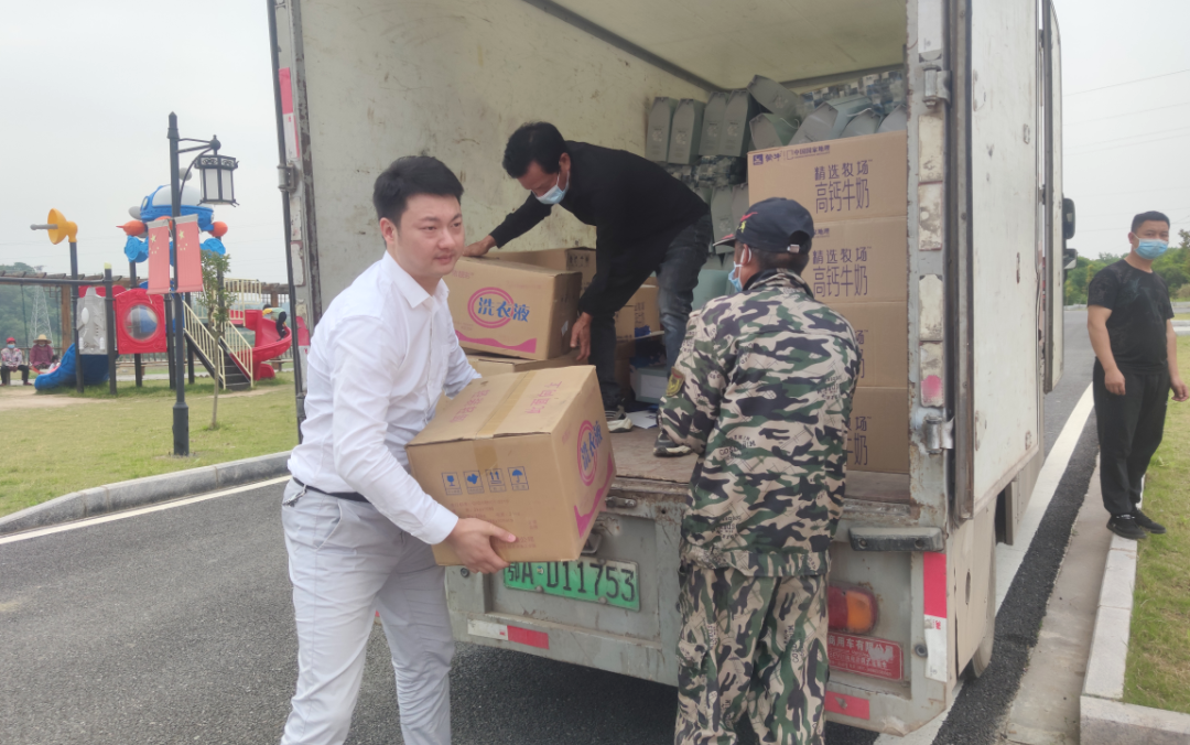 头等舱集团向黄冈市团风县回龙山镇沙畈村捐赠十万元物资