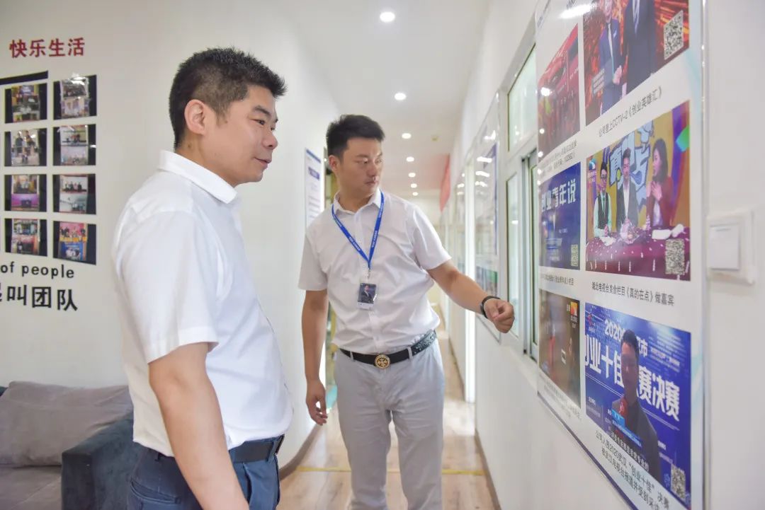 武汉股权托管交易中心党委书记、董事长张选强一行莅临头等舱集团考察调研