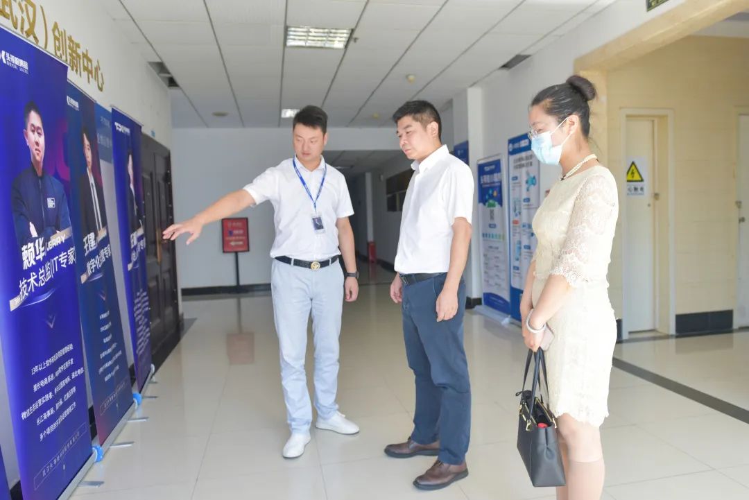 武汉股权托管交易中心党委书记、董事长张选强一行莅临头等舱集团考察调研