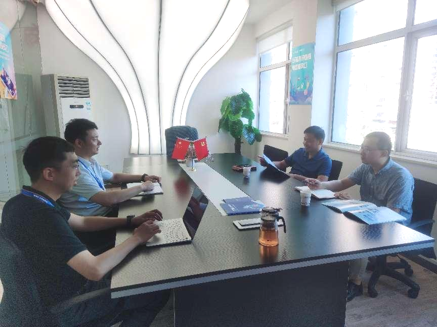 武汉市洪山区科学技术和经济信息化局副局长刘功勋一行莅临头等舱集团考察调研