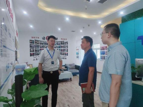 武汉市洪山区科学技术和经济信息化局副局长刘功勋一行莅临头等舱集团考察调研