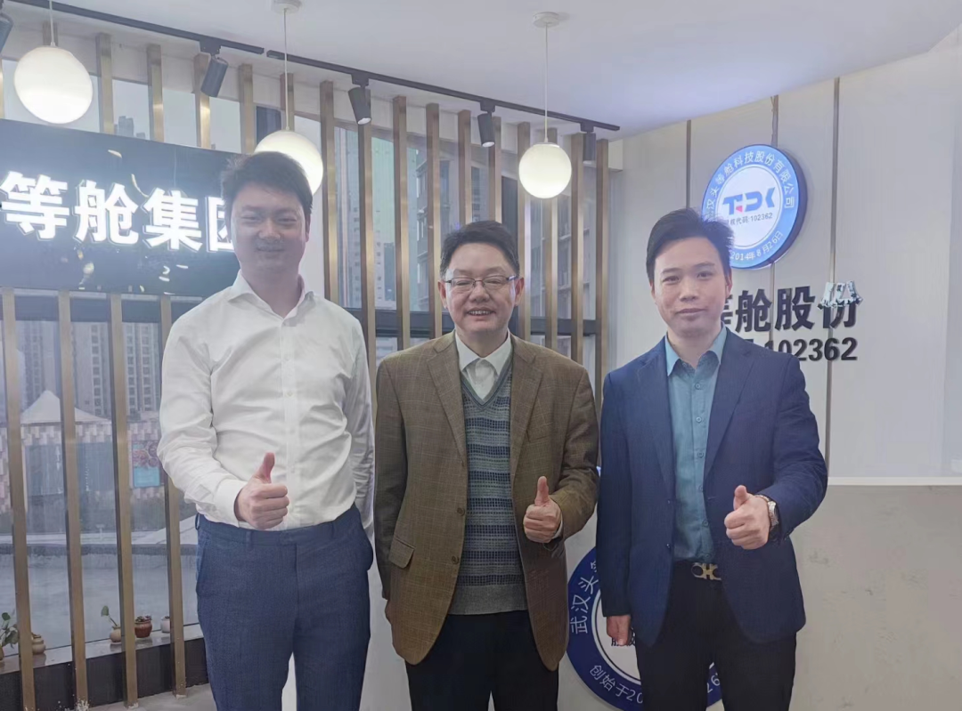 根据工信部《优质中小企业梯度培育管理暂行办法》和《省经信厅办公室关于启动湖北省创新型中小企业培育工作的通知》（鄂经信办函〔2022〕94号）要求，经企业自愿申报，各区（开发区）经信部门初审、实地抽查和推荐，市经信局进行复审等程序，武汉头等舱科技股份有限公司入选武汉市经济和信息化局2022年创新型中小企业名单！  图片 图片 图片 图片 图片 武汉头等舱科技股份有限公司作为一家为政企提供“小程序+公众号+直播+运营推广”一站式数字化营销解决方案的高新技术企业，助力传统实体线上转型，不断创新发展。此次入选创新