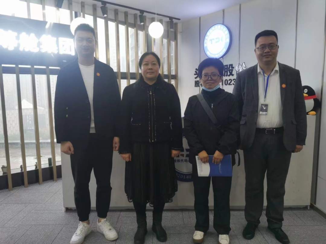 根据工信部《优质中小企业梯度培育管理暂行办法》和《省经信厅办公室关于启动湖北省创新型中小企业培育工作的通知》（鄂经信办函〔2022〕94号）要求，经企业自愿申报，各区（开发区）经信部门初审、实地抽查和推荐，市经信局进行复审等程序，武汉头等舱科技股份有限公司入选武汉市经济和信息化局2022年创新型中小企业名单！  图片 图片 图片 图片 图片 武汉头等舱科技股份有限公司作为一家为政企提供“小程序+公众号+直播+运营推广”一站式数字化营销解决方案的高新技术企业，助力传统实体线上转型，不断创新发展。此次入选创新