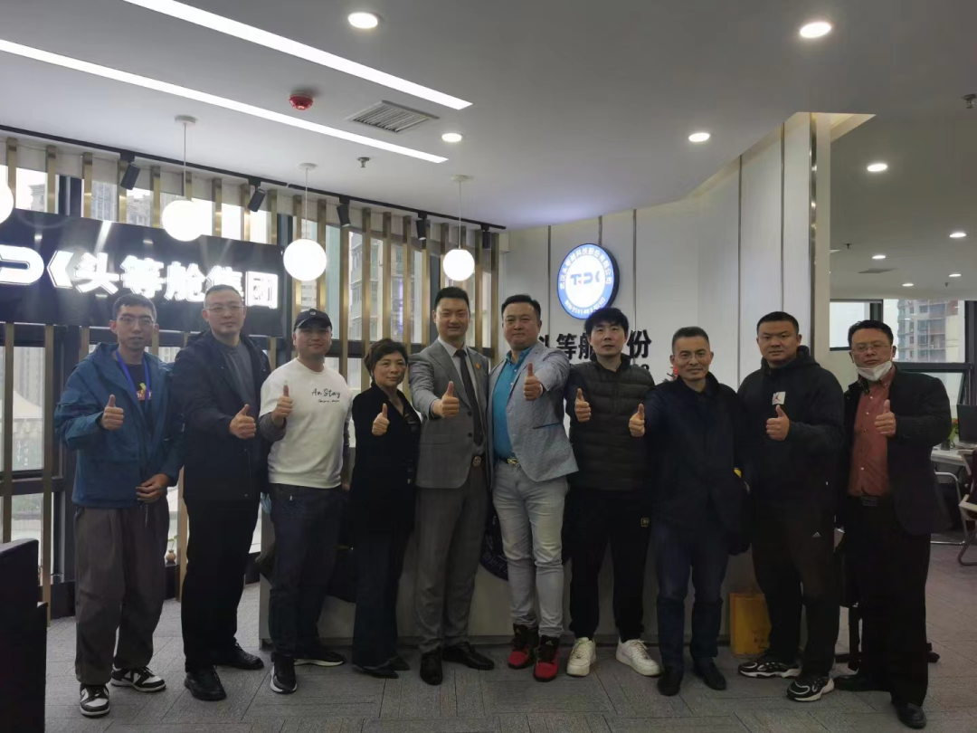 根据工信部《优质中小企业梯度培育管理暂行办法》和《省经信厅办公室关于启动湖北省创新型中小企业培育工作的通知》（鄂经信办函〔2022〕94号）要求，经企业自愿申报，各区（开发区）经信部门初审、实地抽查和推荐，市经信局进行复审等程序，武汉头等舱科技股份有限公司入选武汉市经济和信息化局2022年创新型中小企业名单！  图片 图片 图片 图片 图片 武汉头等舱科技股份有限公司作为一家为政企提供“小程序+公众号+直播+运营推广”一站式数字化营销解决方案的高新技术企业，助力传统实体线上转型，不断创新发展。此次入选创新