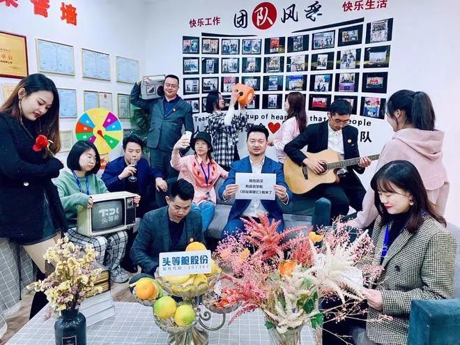 根据工信部《优质中小企业梯度培育管理暂行办法》和《省经信厅办公室关于启动湖北省创新型中小企业培育工作的通知》（鄂经信办函〔2022〕94号）要求，经企业自愿申报，各区（开发区）经信部门初审、实地抽查和推荐，市经信局进行复审等程序，武汉头等舱科技股份有限公司入选武汉市经济和信息化局2022年创新型中小企业名单！  图片 图片 图片 图片 图片 武汉头等舱科技股份有限公司作为一家为政企提供“小程序+公众号+直播+运营推广”一站式数字化营销解决方案的高新技术企业，助力传统实体线上转型，不断创新发展。此次入选创新