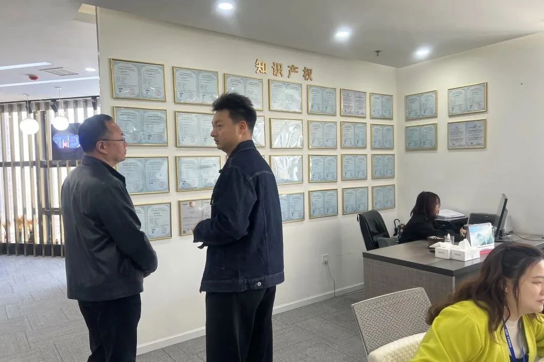 武汉市洪山区退役军人事务局局长李海涛莅临头等舱集团考察调研